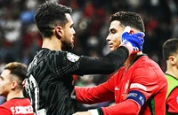 Sự xuất sắc của Diogo Costa đã giúp Ronaldo quên đi nỗi buồn sút hỏng penaty.