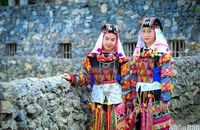 Trang phục rực rỡ sắc màu của các thiếu nữ Lô Lô Hoa. (Ảnh: THÀNH ĐẠT)