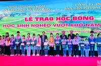 Trao học bổng cho các học sinh nghèo vượt khó.