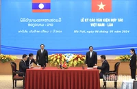 Hai bên ký Bản ghi nhớ về phát triển và kết nối hạ tầng thương mại biên giới giữa Chính phủ nước Cộng hòa xã hội chủ nghĩa Việt Nam và Chính phủ nước Cộng hòa Dân chủ Nhân dân Lào.