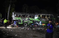 Cảnh sát hôm nay cho biết ít nhất 11 người thiệt mạng và hàng chục người khác bị thương khi một chiếc xe buýt chở học sinh trung học đi tham dự lễ tốt nghiệp gặp tai nạn trên hòn đảo lớn nhất Indonesia. (Ảnh: AFP/TTXVN)