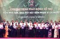 Thủ tướng Phạm Minh Chính với các đại diện các tổ chức, doanh nghiệp hỗ trợ kinh phí xóa nhà tạm, nhà dột nát.