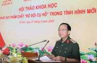 Trung tướng Trịnh Văn Quyết, Phó Chủ nhiệm Tổng cục Chính trị Quân đội nhân dân Việt Nam phát biểu ý kiến tại hội thảo. 