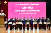 Lãnh đạo Bộ Tư lệnh Cảnh sát biển trao Bằng khen tặng các tập thể, vì đã có thành tích xuất sắc trong phối hợp tuyên truyền năm 2023.