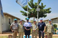 Đại diện Đội Công binh Việt Nam làm việc với đại diện lực lượng Cảnh sát Phái bộ UNISFA.