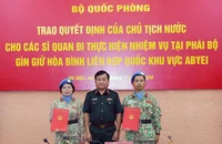 Thừa ủy quyền của Chủ tịch nước, Thượng tướng Hoàng Xuân Chiến trao Quyết định của Chủ tịch nước cho hai sĩ quan đi làm nhiệm vụ tại Phái bộ UNISFA. 