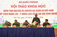 Thượng tướng Phùng Sĩ Tấn thay mặt Đoàn Chủ tịch phát biểu điều hành Hội thảo.