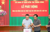 Các đồng chí lãnh đạo Ủy ban Kiểm tra Trung ương tham gia chia sẻ khó khăn với đồng bào bị thiệt hại do cơn bão số 3. (Ảnh: Sơn Tùng)