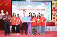 Đại diện Báo Nhân Dân và Công ty cổ phần Văn hóa Đọc và Học Việt Nam tặng quà cho nhà trường.