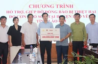 Đại diện Báo Nhân Dân, các nhà tài trợ và lãnh đạo Ủy ban nhân dân huyện Bảo Yên, tỉnh Lào Cai, trao và nhận biểu trưng hỗ trợ nhân dân Làng Nủ, xã Phúc Khánh, huyện Bảo Yên, tỉnh Lào Cai.