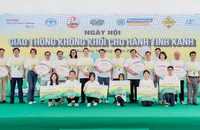 Đại biểu và Hoa hậu Liên lục địa 2022 Lê Nguyễn Bảo Ngọc trao tặng giải thưởng cuộc thi Những tấm ảnh biết nói cho các học sinh.