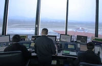 Hoạt động của kiểm soát viên không lưu tại sân bay Nội Bài.