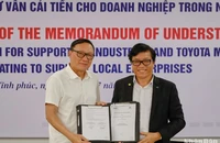Đại diện lãnh đạo Công ty ô-tô Toyota Việt Nam và Hiệp hội Công nghiệp hỗ trợ Việt Nam ký Biên bản ghi nhớ hỗ trợ doanh nghiệp hỗ trợ ô-tô.