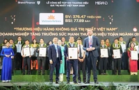 Ông Đặng Anh Tuấn, Phó Tổng giám đốc Vietnam Airlines nhận “Thương hiệu hàng không giá trị nhất Việt Nam” và “Tốp 5 doanh nghiệp tăng trưởng sức mạnh thương hiệu toàn ngành (BSI)”. 