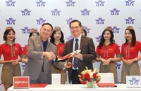 Ông Philip Goh, Phó Chủ tịch IATA khu vực châu Á-Thái Bình Dương và Phó Tổng Giám đốc Vietjet, Chủ tịch Học viện Hàng không Vietjet, ông Lương Thế Phúc (trái) ký hợp tác đưa Học viện Hàng không Vietjet tham gia mạng lưới đào tạo quốc tế của IATA.