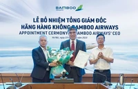 Tân Tổng Giám đốc Bamboo Airways Lương Hoài Nam (giữa) nhận Quyết định bổ nhiệm và hoa từ Chủ tịch Hội đồng quản trị Bamboo Airways Lê Thái Sâm (ngoài cùng bên phải) và Phó Chủ tịch Thường trực Hội đồng quản trị Phan Đình Tuệ.