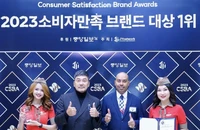 Đại diện Ban Tổ chức (thứ 2 từ trái sang) trao giải thưởng "Thương hiệu được người tiêu dùng yêu thích 2023” cho đại diện hãng Vietjet.
