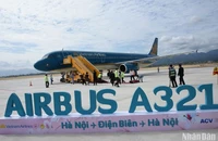 Chuyến bay mang số hiệu VN1802 của Hãng hàng không Quốc gia Việt Nam (Vietnam Airlines) đưa những hành khách đầu tiên “xông đất” sân bay Điện Biên.