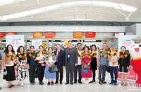 Phó Tổng lãnh sự Lào tại Thành phố Hồ Chí Minh Souvannaseng Amphay cùng lãnh đạo Vietjet tặng hoa và chúc mừng những hành khách đầu tiên trên chuyến bay khai trương từ Thành phố Hồ Chí Minh đi Vientiane.