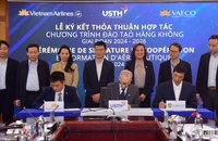 Lãnh đạo Vietnam Airlines, VAECO và USTH ký thỏa thuận hợp tác.