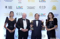 Ông Graham Cooke (thứ hai từ trái sang), nhà sáng lập và chủ tịch World Travel Awards chúc mừng Vietjet và trao cúp cho Phó Tổng Giám đốc Đỗ Xuân Quang.