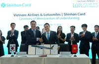 Theo thỏa thuận, Vietnam Airlines Lotusmiles - Shinhan Card dự kiến phát hành sản phẩm thẻ tín dụng đồng thương hiệu tại thị trường Hàn Quốc.