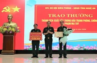 Trung tướng Nguyễn Anh Tuấn, Bí thư Đảng ủy, Chính ủy Bộ đội Biên phòng tặng bằng khen và phần thưởng của Bộ Tư lệnh Bộ đội Biên phòng cho lực lượng Bộ đội Biên phòng tỉnh Nghệ An.