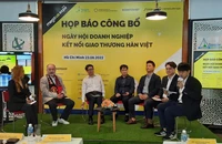 Các đại biểu giao lưu tại buổi họp báo.