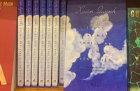 Tập thơ "Trong đáy mắt, trời xanh là vĩnh viễn". (Ảnh: Nhã Nam)