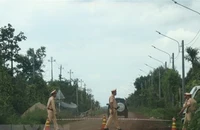 Lực lượng chức năng chốt chặn đường vào Ủy ban nhân dân xã Ea Ktur, huyện Cư Kuin, phục vụ truy bắt nhóm đối tượng. (Ảnh: TTXVN)