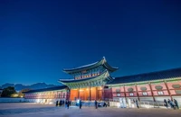Du khách tham quan Cung điện Gyeongbokgung, Hàn Quốc.