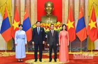 Chủ tịch nước Võ Văn Thưởng và Phu nhân cùng Tổng thống Mông Cổ Ukhnaagiin Khurelsukh và Phu nhân chụp ảnh chung. (Ảnh: Thủy Nguyên)