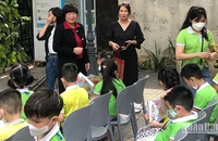 Các em nhỏ hào hứng tham gia hoạt động giới thiệu sách của Nhà xuất bản Phụ nữ Việt Nam trong khuôn khổ Ngày Sách và Văn hóa đọc 2022.