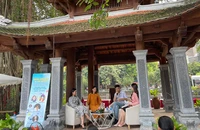 Tọa đàm của Linh Lan Books tại Hồ Văn (Văn Miếu Quốc Tử Giám, Hà Nội) được livestream trên mạng xã hội, thu hút đông đảo bạn đọc.
