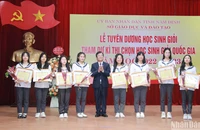 Đồng chí Cao Xuân Hùng, Giám đốc Sở Giáo dục và Đào tạo tỉnh Nam Định tuyên dương các em học sinh giỏi tham dự Kỳ thi chọn học sinh giỏi quốc gia, năm học 2022-2023.