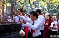 Các đại biểu tỉnh Nam Định dâng hương tưởng niệm các vị vua Trần và Đức Thánh Trần tại Đền Thiên Trường thuộc Khu di tích lịch sử-văn hóa Đền Trần (thành phố Nam Định).