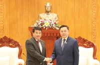 Chủ tịch Quốc hội Lào tiếp đồng chí Y Thanh Hà Niê K’đăm cùng Đoàn đại biểu Hội đồng Dân tộc. (Ảnh: Trịnh Dũng)