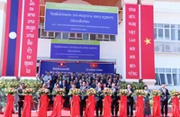 Các đại biểu cắt băng khánh thành Bệnh viện Hữu nghị Lào-Việt Nam tỉnh Xiengkhouang. (Ảnh: Trịnh Dũng)