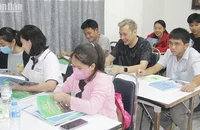 Các học viên hào hứng tham gia lớp học tiếng Việt. (Ảnh: HẢI TIẾN)