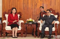 Phó Tổng Kiếm toán nhà nước Việt Nam Hà Thị Mỹ Dung (trái) và Chủ tịch Cơ quan Kiểm toán nhà nước Lào Viengthavisone Thepphachanh. (Ảnh: Hải Tiến)
