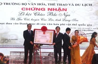 Đại diện lãnh đạo Ủy ban nhân dân tỉnh Lạng Sơn, trao quyết định công nhận Lễ hội chùa Bắc Nga là Di sản văn hóa phi vật thể quốc gia.
