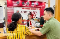 Giao dịch viên Agribank chi nhánh huyện Bắc Sơn và cán bộ đội an ninh, Công an huyện Bắc Sơn, hỗ trợ, tư vấn cho khách hàng suýt bị lừa đảo qua mạng.