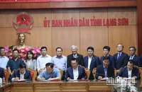 Đại diện lãnh đạo Ủy ban nhân dân tỉnh Lạng Sơn và liên doanh nhà đầu tư ký kết Hợp đồng BOT dự án cao tốc cửa khẩu Hữu Nghị-Chi Lăng.