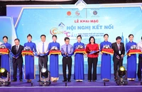 Các đại biểu thực hiện nghi thức khai mạc hội nghị kết nối cung-cầu.