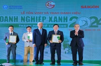 Lãnh đạo Ủy ban nhân dân Thành phố Hồ Chí Minh và Ban tổ chức trao danh hiệu “Doanh nghiệp xanh Thành phố Hồ Chí Minh” năm 2024 cho Tổng Công ty Thương mại Sài Gòn.