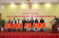Trao cờ thi đua của Tổng Liên đoàn lao động Việt Nam tặng các đơn vị xuất sắc trong phong trào công nhân viên chức lao động và hoạt động công đoàn năm 2022.