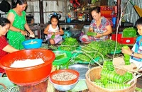 Đồng bào Khmer làm bánh chuẩn bị đón Tết Chôl Chnăm Thmây. (Ảnh: HỮU TÙNG)
