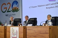 Bộ trưởng Tài chính Nhật Bản Shunichi Suzuki (giữa), Thứ trưởng Tài chính Nhật Bản Masato Kanda (trái) và Thống đốc Ngân hàng trung ương Nhật Bản Haruhiko Kuroda phát biểu với báo giới sau cuộc họp các Bộ trưởng Tài chính và Thống đốc ngân hàng trung ương G7 tại thành phố Bengaluru (Ấn Độ) ngày 23/2/2023. (Ảnh: AFP/TTXVN)