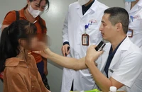 Tiến sĩ, bác sĩ nội trú Nguyễn Tấn Văn khám cho bệnh nhi.