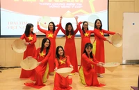 Tiết mục văn nghệ của Hội sinh viên Việt Nam tại Northampton. Ảnh: (PHONG HÀ/TTXVN)